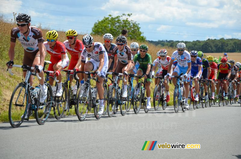 Het peloton in de achtervolging op de kopgroep