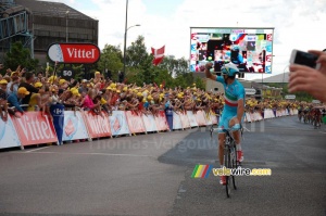 Vincenzo Nibali celebrates his victory (621x)