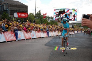 Vincenzo Nibali celebrates his victory (440x)