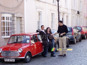 Khalid & Marie qui dealent une voiture avec Cédric ... pas cher, pas cher ! (301x)