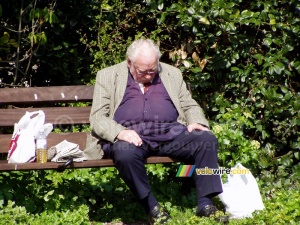 A sleaping man on a bench in a park in Bristol (671x)