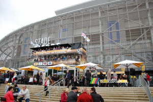 The finish at the foot of the Stade Pierre Mauroy (708x)