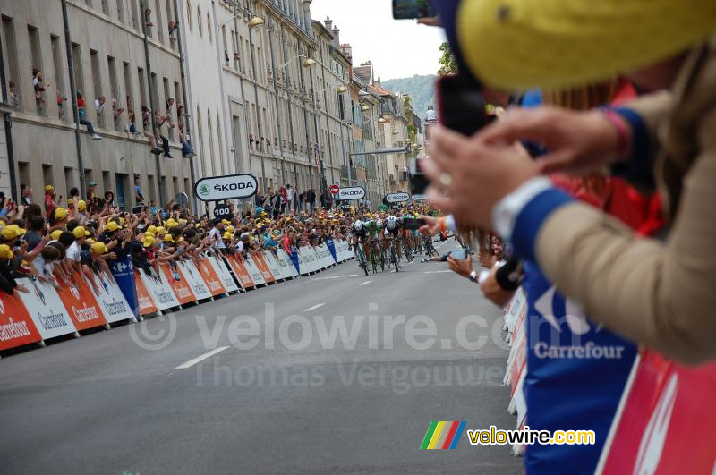 Andrew Talansky (Garmin-Sharp) à terre sur la droite de la route