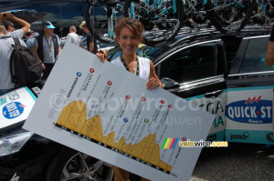 Flavie Rousse with the previous stage's profile, waiting to be signed (1149x)