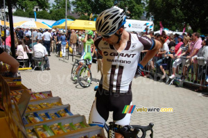 Albert Timmer takes some Powerbar products (684x)