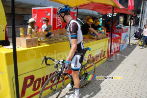 Albert Timmer takes some Powerbar products (2) (588x)