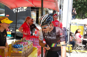 Fabian Cancellara takes some Powerbar products (618x)