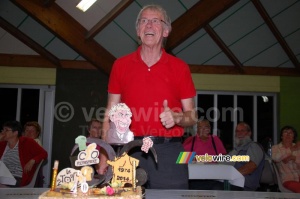 Daniel Mangeas avec son gateau (860x)