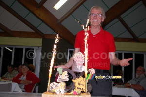 Daniel Mangeas avec son gateau (2) (869x)