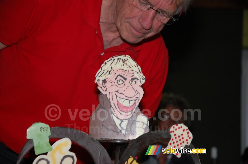 Daniel Mangeas bekijkt zijn portret