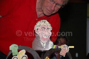 Daniel Mangeas regarde son portrait (779x)