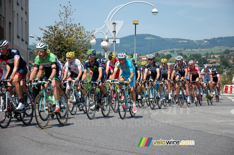 Romain Bardet op een goede plek in het peloton