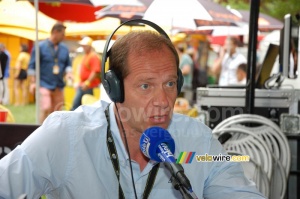 Christian Prudhomme being interviewed by France Bleu (887x)