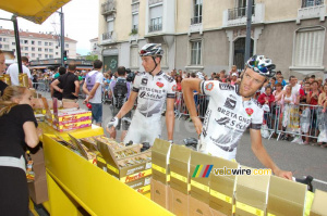 Arnaud Gerard & Anthony Delaplace (Bretagne-Seche) at the Powerbar stand (615x)