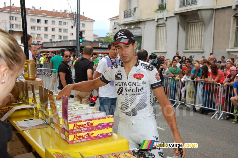 Benoit Jarrier (Bretagne-Seche) bij de Powerbar stand