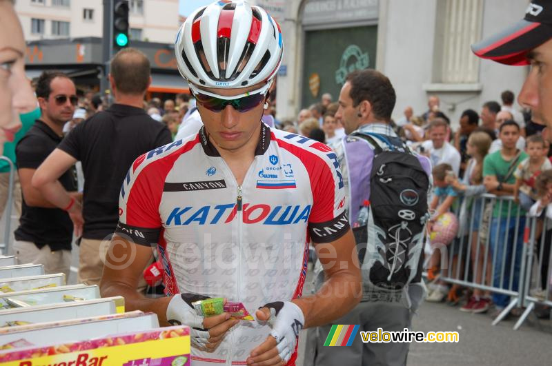 Simon Spilak (Katusha) bij de Powerbar stand