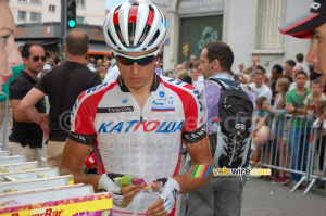 Simon Spilak (Katusha) at the Powerbar stand (685x)