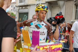 Jean-Christophe Peraud (AG2R La Mondiale) at the Powerbar stand (632x)