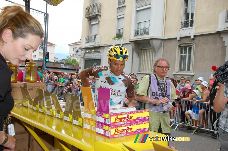 Jean-Christophe Peraud (AG2R La Mondiale) bij de Powerbar stand (2)