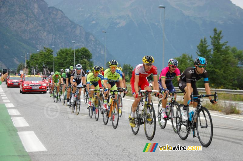 De kopgroep net voor Bourg d'Oisans