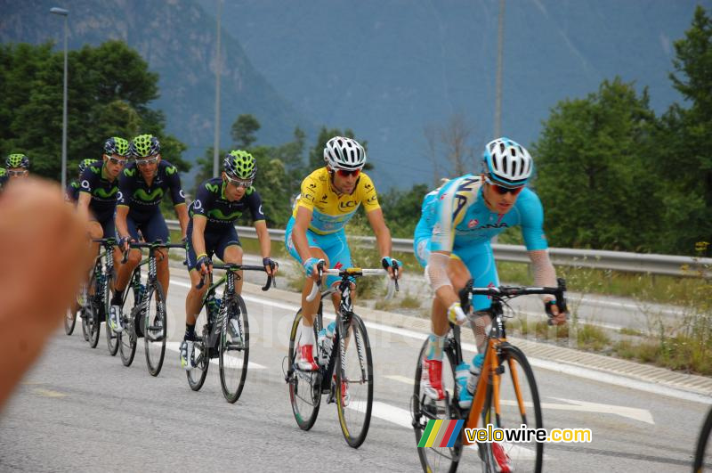 Vincenzo Nibali beschermd door zijn Astana ploeg