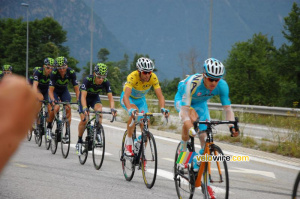 Vincenzo Nibali protected by his Astana team (633x)