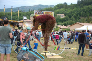 Un cycliste en fleurs a Tallard (541x)