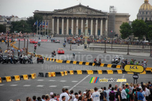 Richie Porte (Team Sky) crosses solo in front of the Assemblee Nationale (603x)