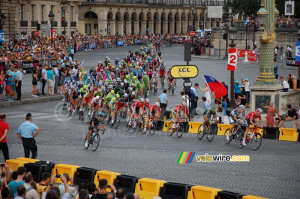 The peloton starts the forelast lap on the Champs Elysees (601x)