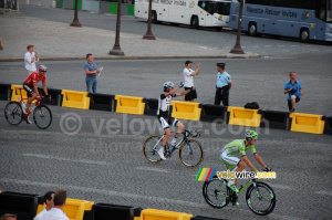 Roy Curvers (Giant-Shimano) celebrates Marcel Kittel's victory (592x)