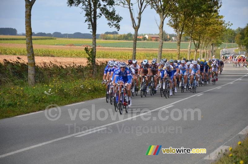 De FDJ.fr ploeg aan kop van het peloton in Hinges