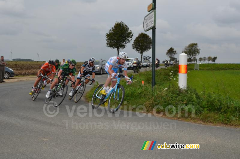 De kopgroep vlakbij Erny-Saint-Julien