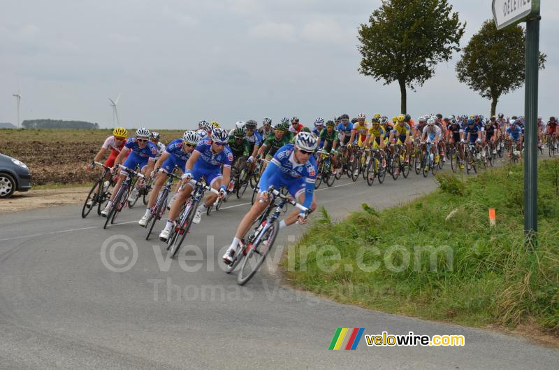 Het peloton vlakbij Erny-Saint-Julien