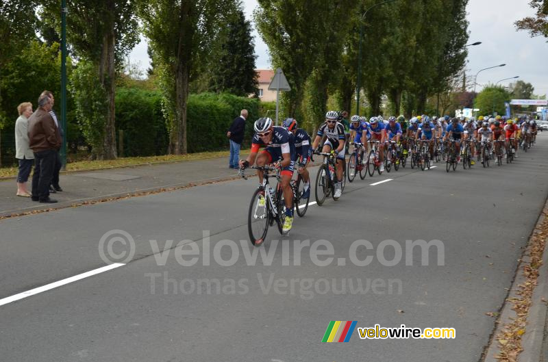 Het peloton in de achtervolging op Adrien Petit en Alexandre Pichot