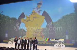 Les coureurs devant la carte du Tour de France 2015 (850x)