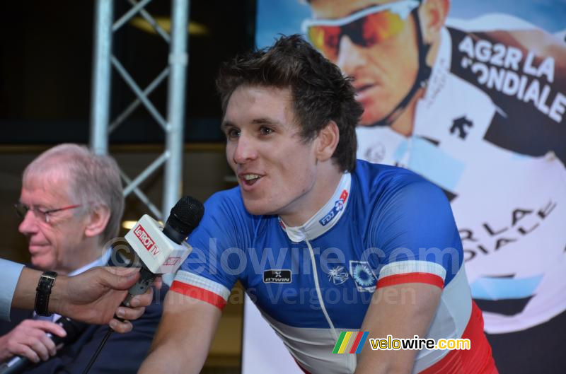 Arnaud Démare (FDJ.fr) doet zijn warming up en in een interview