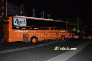 Le bus de l'équipe Roompot (669x)