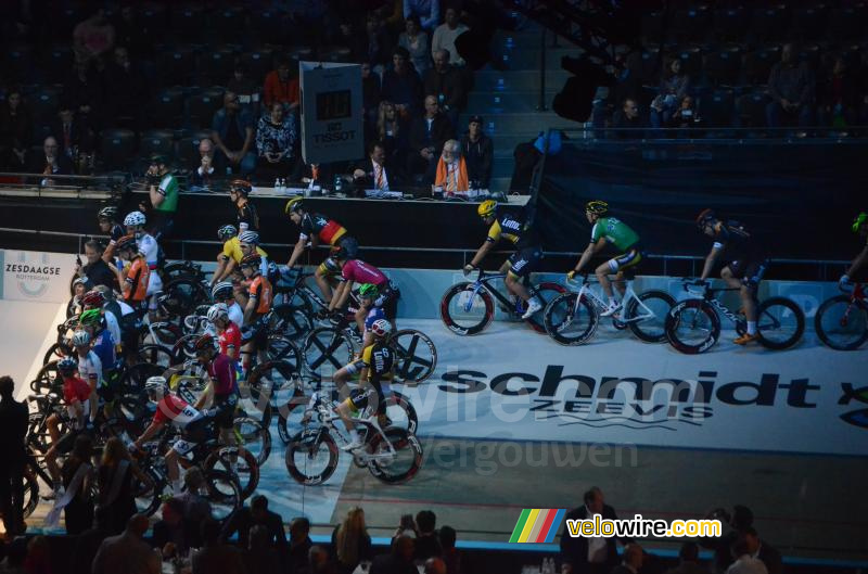 De koppels gaan naar de start op de eerste dag van de 6 Daagse van Rotterdam