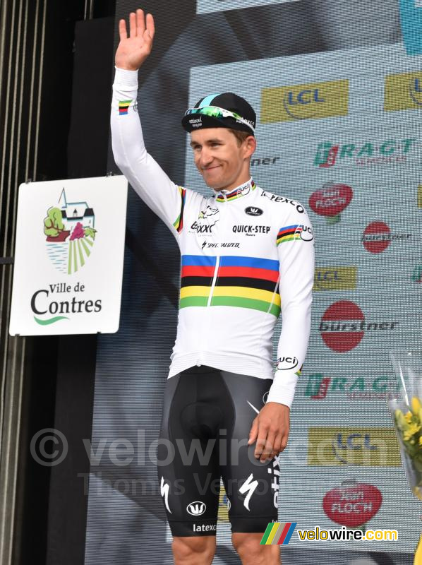 Michal Kwiatkowski (Etixx-QuickStep) in de regenboogtrui
