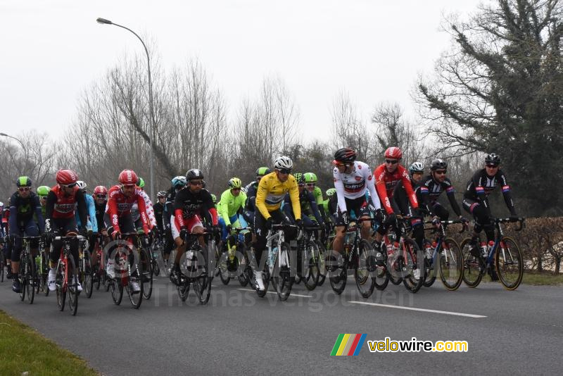 Het peloton volgt op z'n gemakje