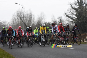 Le peloton suit tranquillement (734x)