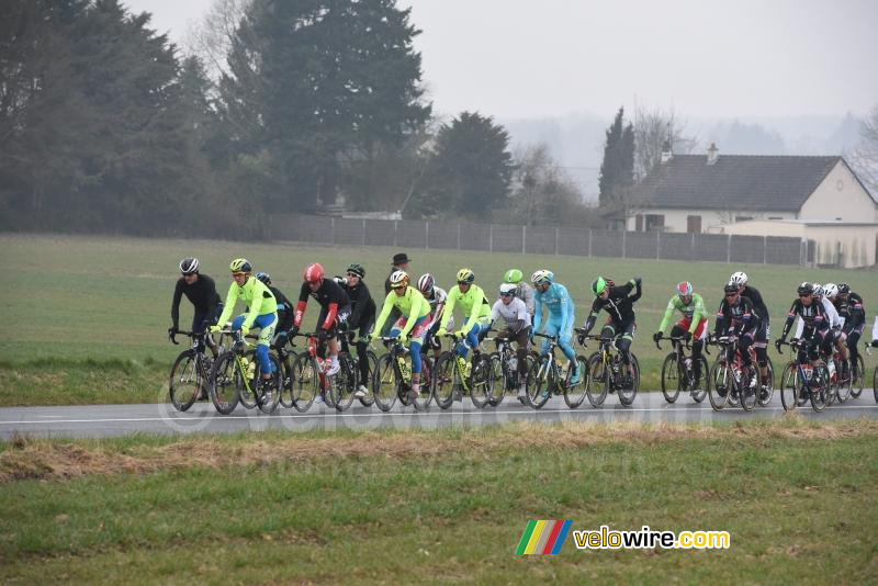 Het peloton doet nog steeds rustig aan