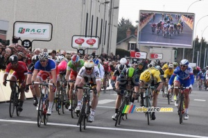 André Greipel (Lotto-Soudal) remporte l'étape à Saint-Amand-Montrond (528x)