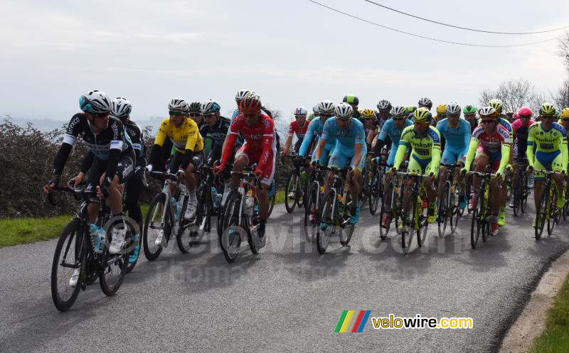 Het peloton met Kwiatkowski op de Côte de la Tour