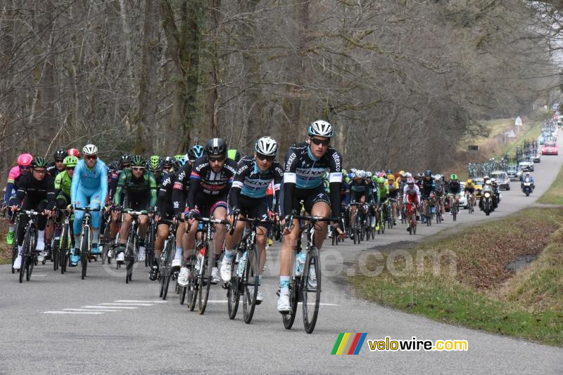Het peloton onder leiding van Etixx-QuickStep