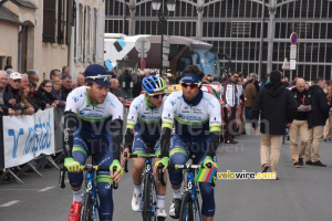 L'équipe Orica-GreenEDGE se dirige au contrôle de signature (715x)