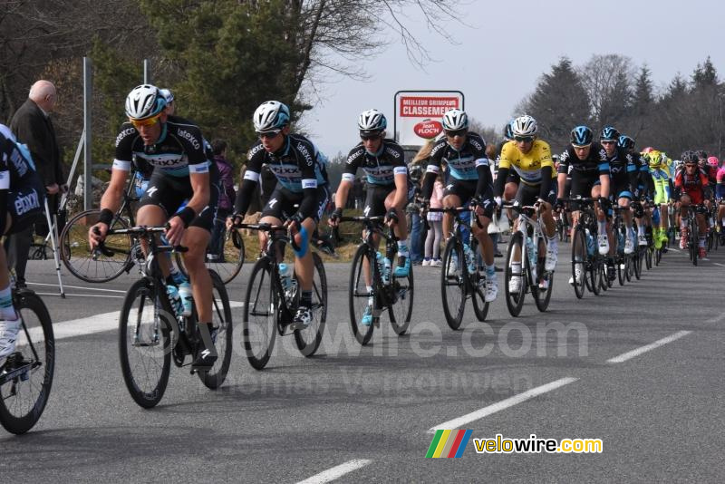 Het peloton nog altijd onder leiding van Etixx-QuickStep op de Col de la Bosse