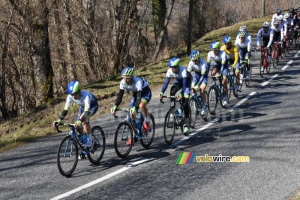 L'équipe Orica-GreenEDGE emmène le peloton dans le col du Beau Louis (642x)