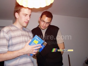 Krzysziek et Cédric étudient le guide 'Pologne' (384x)