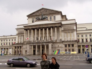 Isa & Ninie in front of the theater of Warsaw (213x)